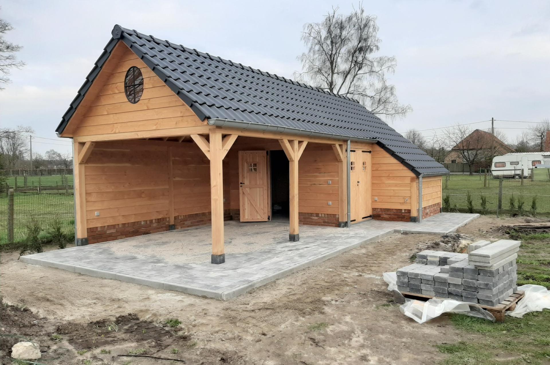 houten bijgebouw zoals tuinhuis of poolhouse met zadeldak
