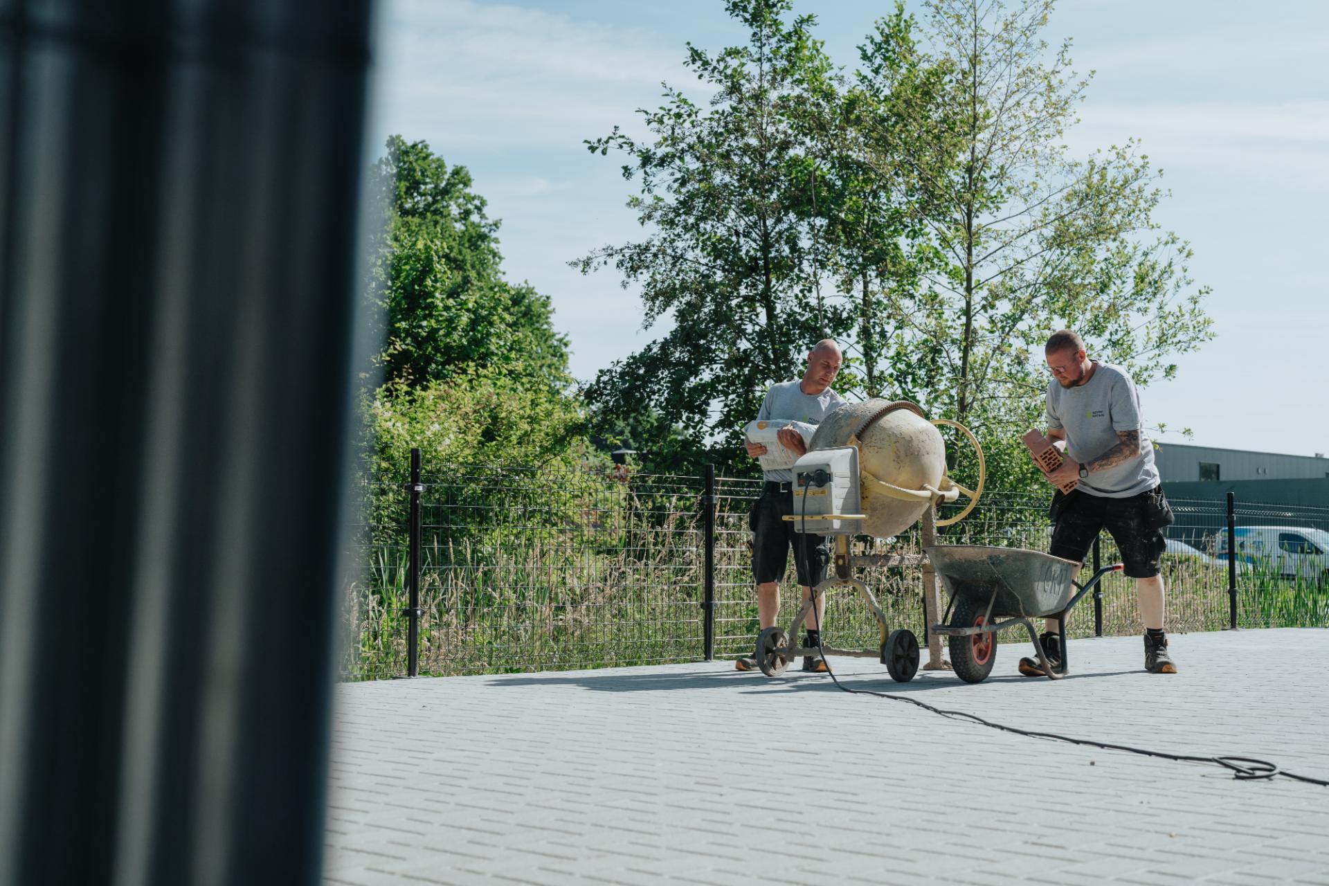 Vakman bereidt materialen voor een renovatieproject