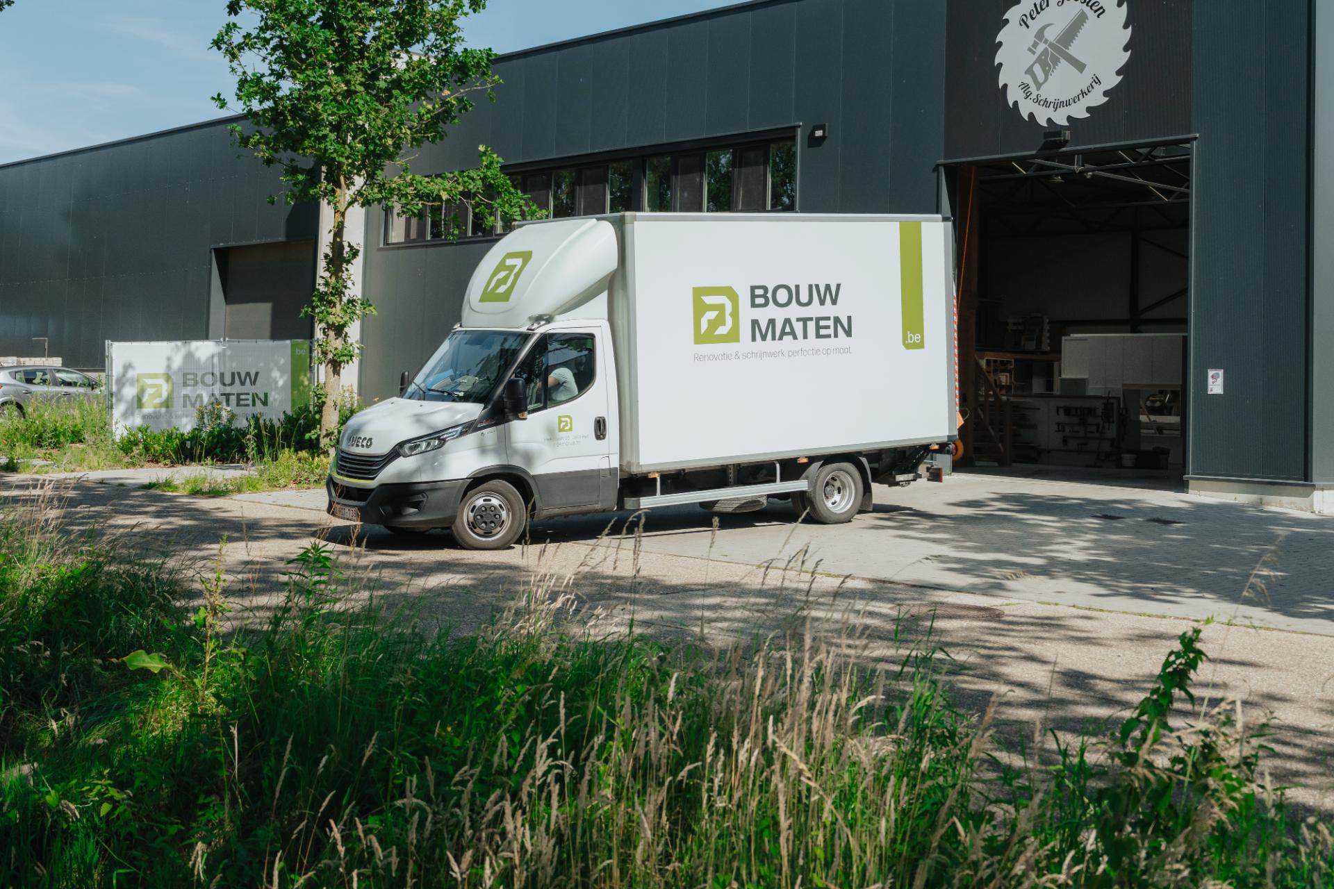 BouwMaten bestelwagen vertrekt vanuit het atelier voor een schrijnwerkproject.