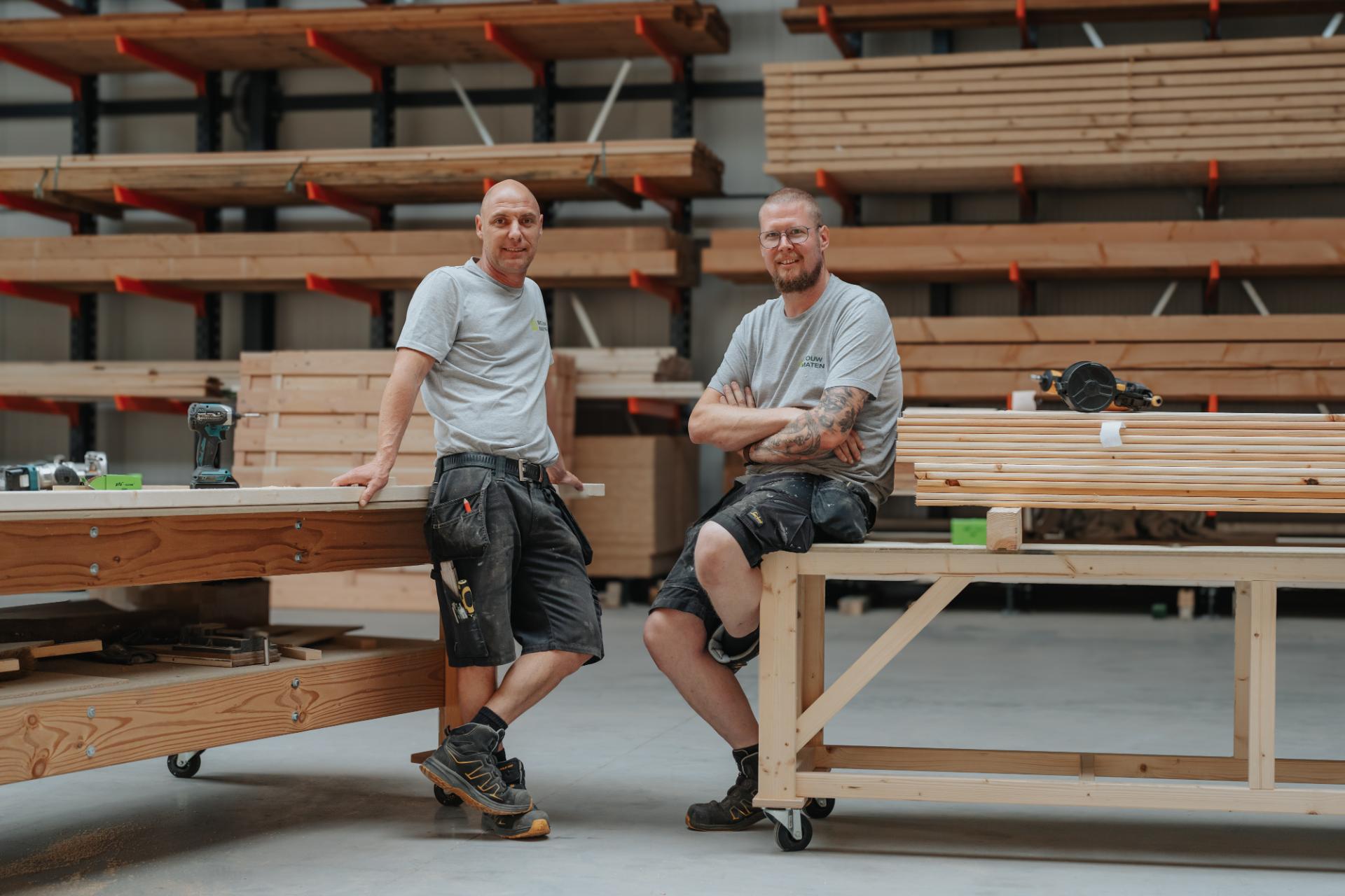 Twee vakmannen van BouwMaten gespecialiseerd in prefab houtskeletbouw.