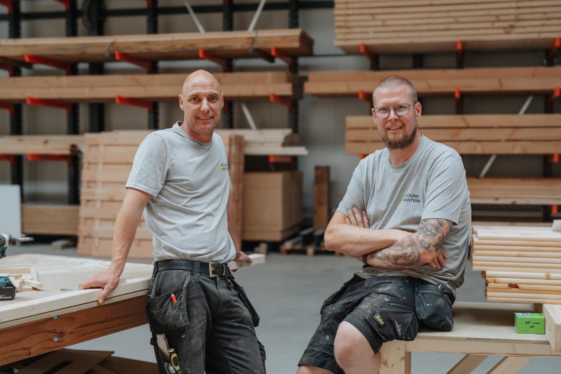 Medewerkers van BouwMaten in de werkplaats voor maatwerk schrijnwerk.