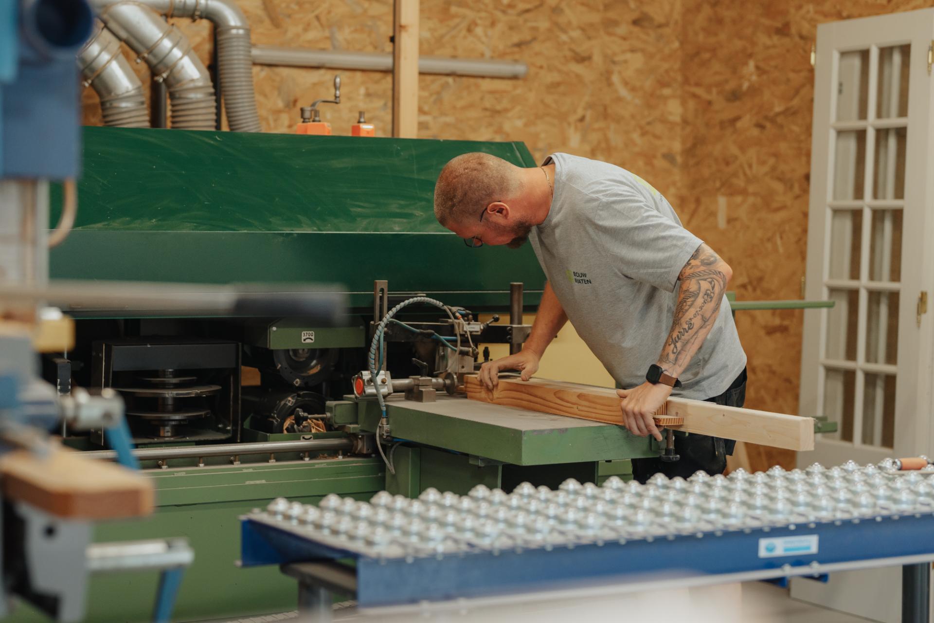 Vakman bedient een machine voor het bewerken van hout