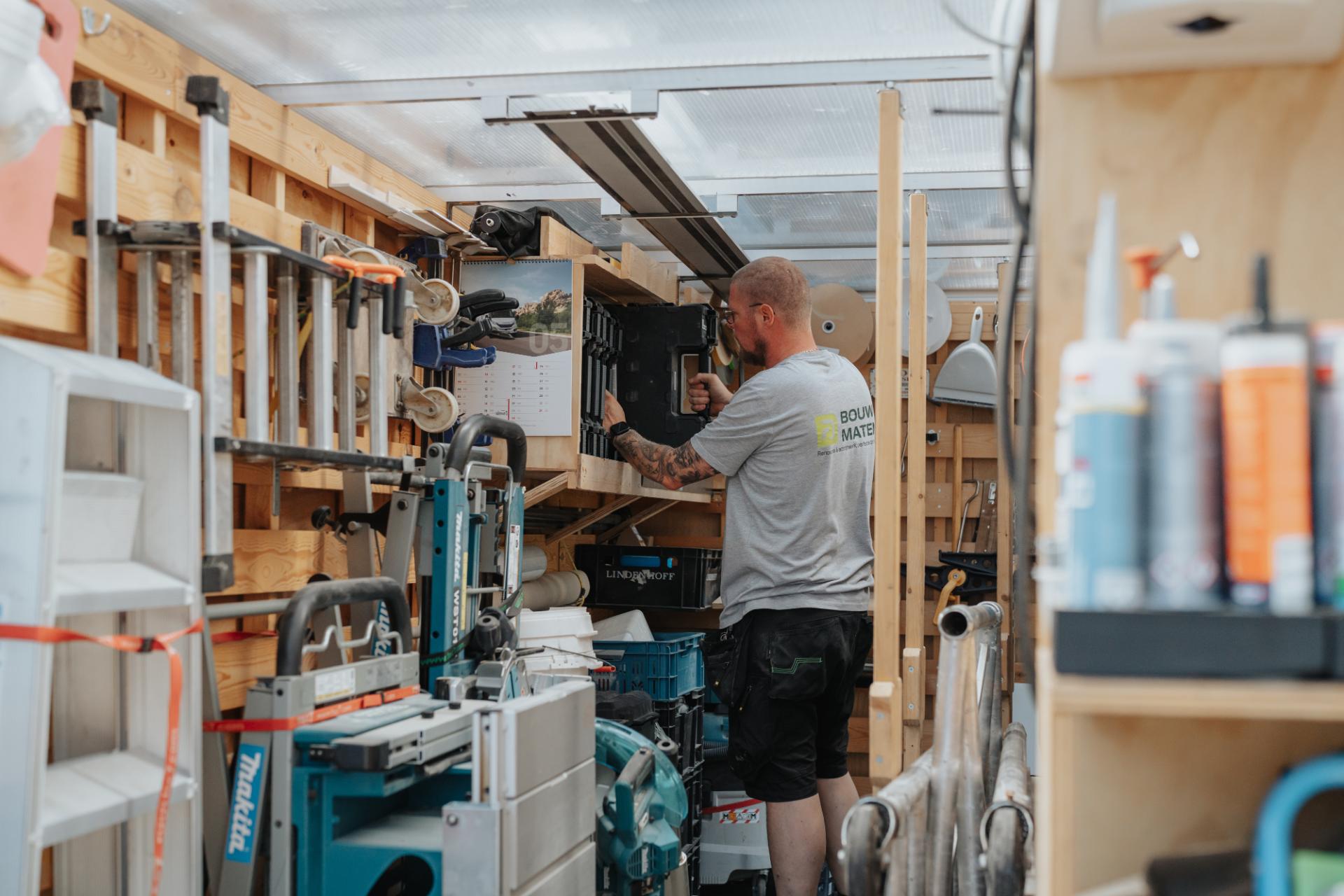 Grote voorraad hout en materialen in professionele werkplaats