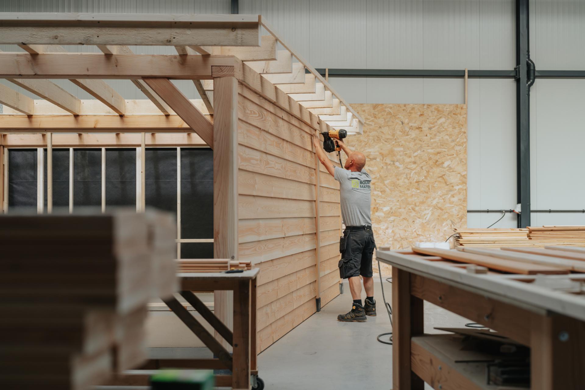 Plaatsing van houten gevelbekleding aan een maatwerk bijgebouw