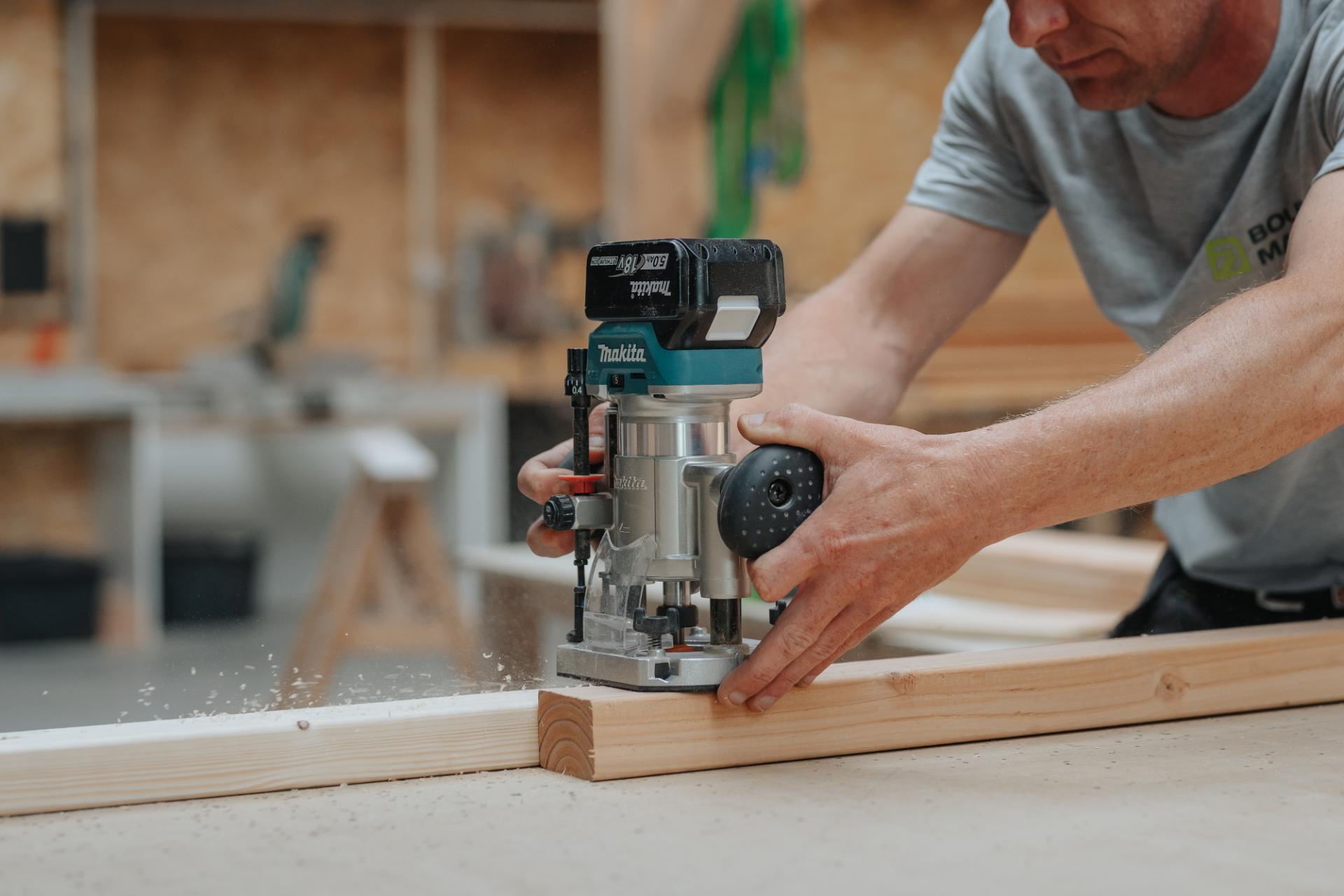 Detail van freeswerk aan houten maatwerk elementen