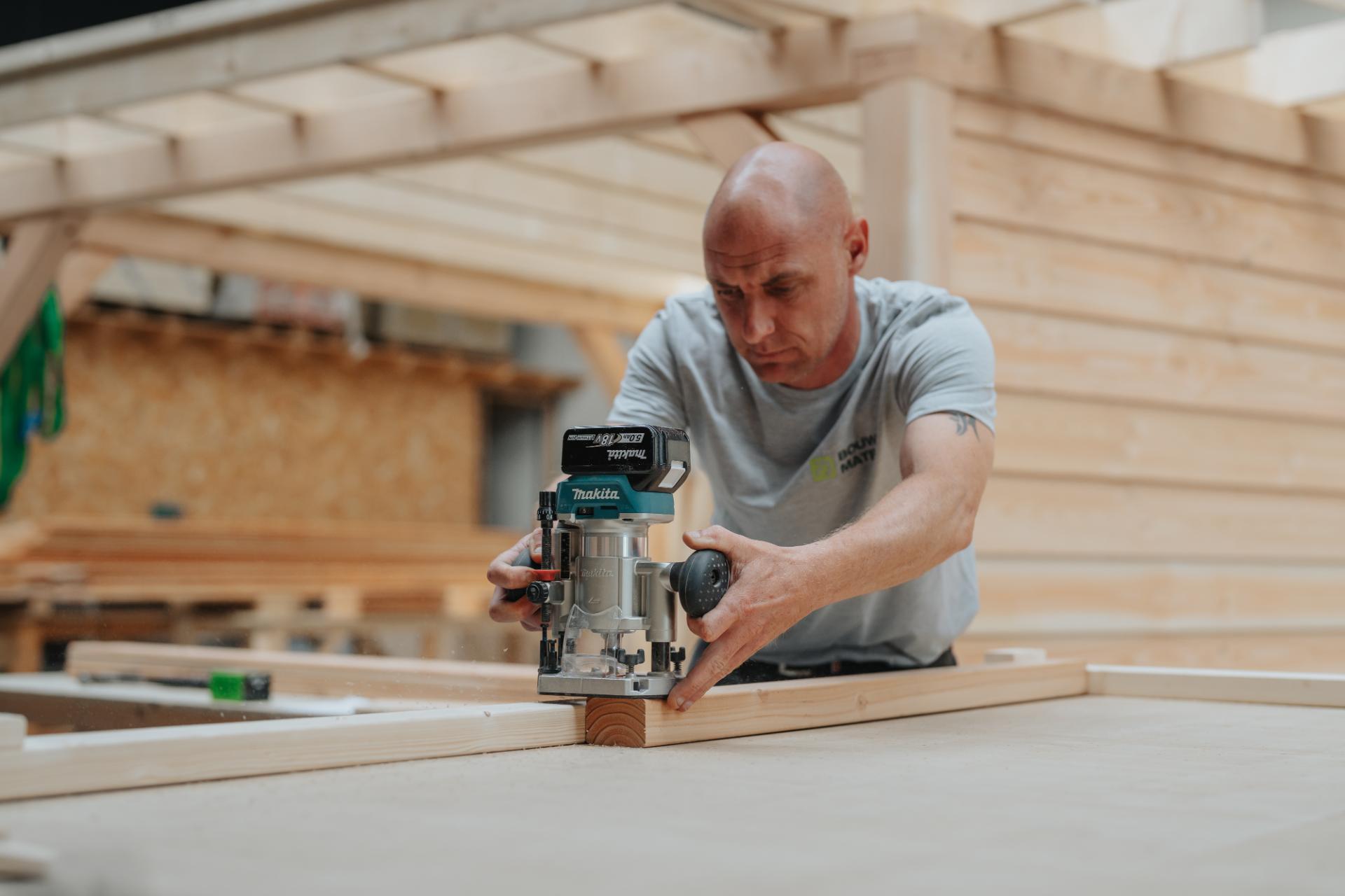Schrijnwerker selecteert houtmateriaal in de eigen werkplaats