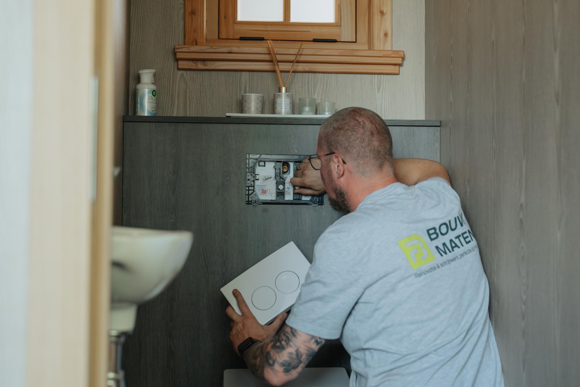 Plaatsing en afwerking van een inbouwtoilet door vakman	
