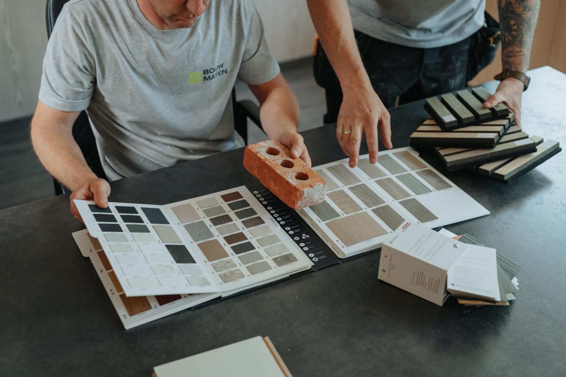 Adviesgesprek over materialen voor maatwerk interieur	