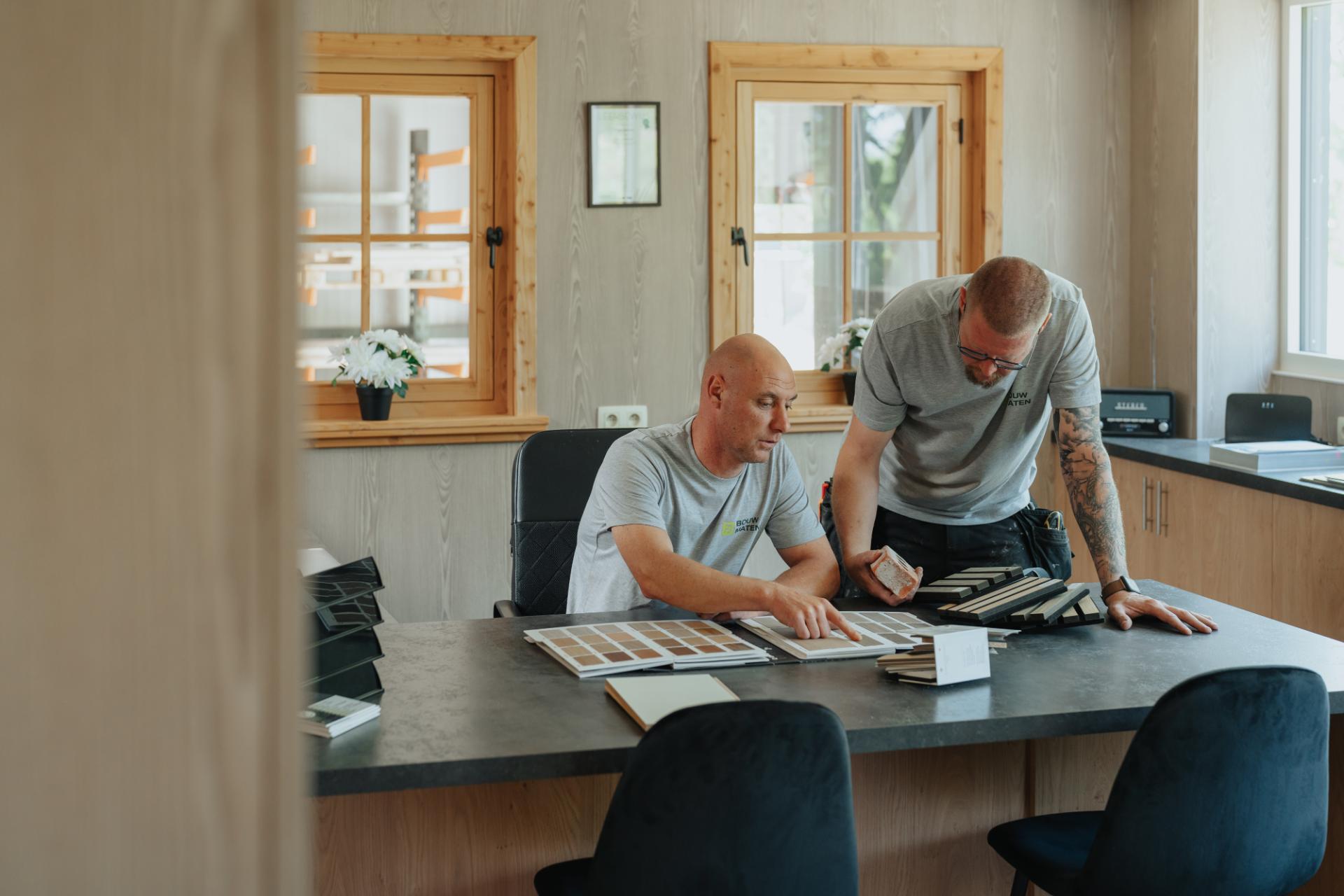 Overleg over materiaalstalen en afwerking voor renovatie