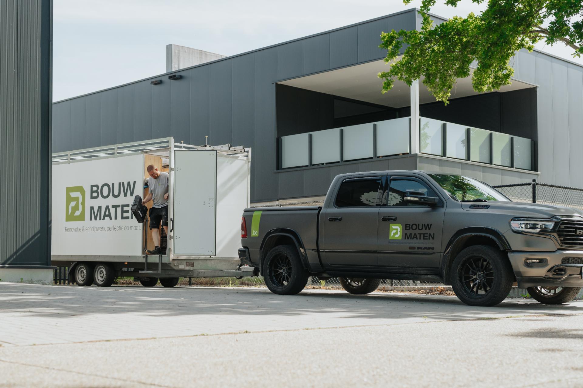 Vakman selecteert gereedschap in mobiele werkplaats