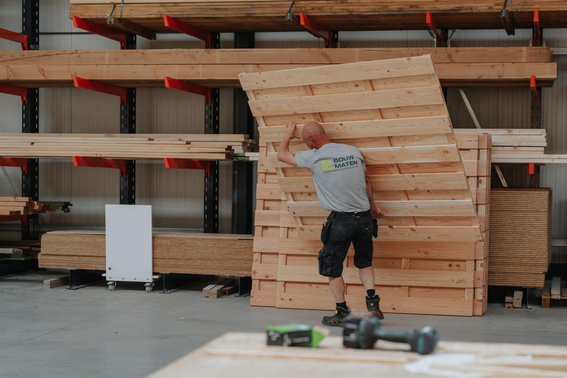 Plaatsing van een houten wandconstructie door Bouwmaten