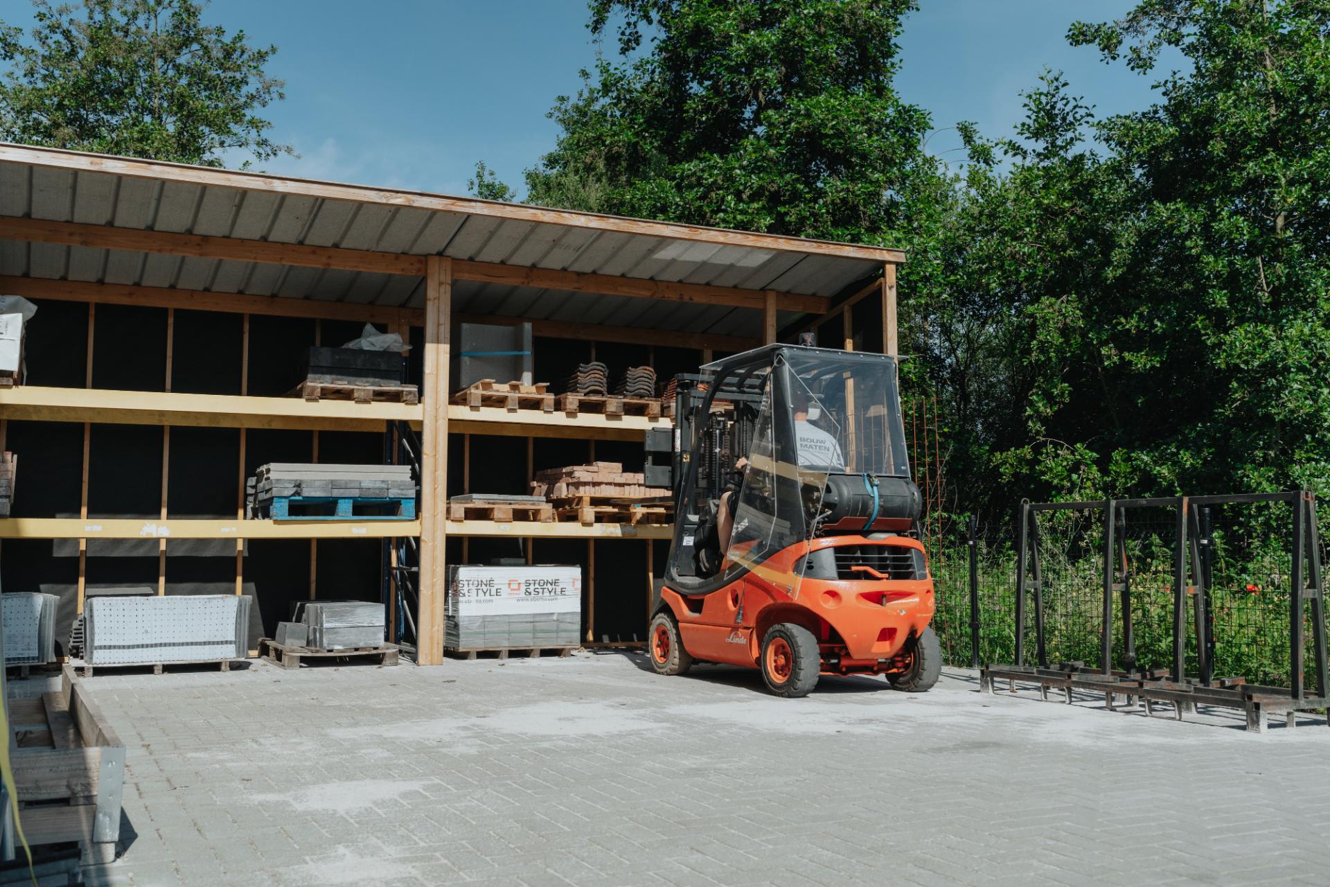 Opslagplaats met bouwmaterialen en houtconstructies bij Bouw Maten