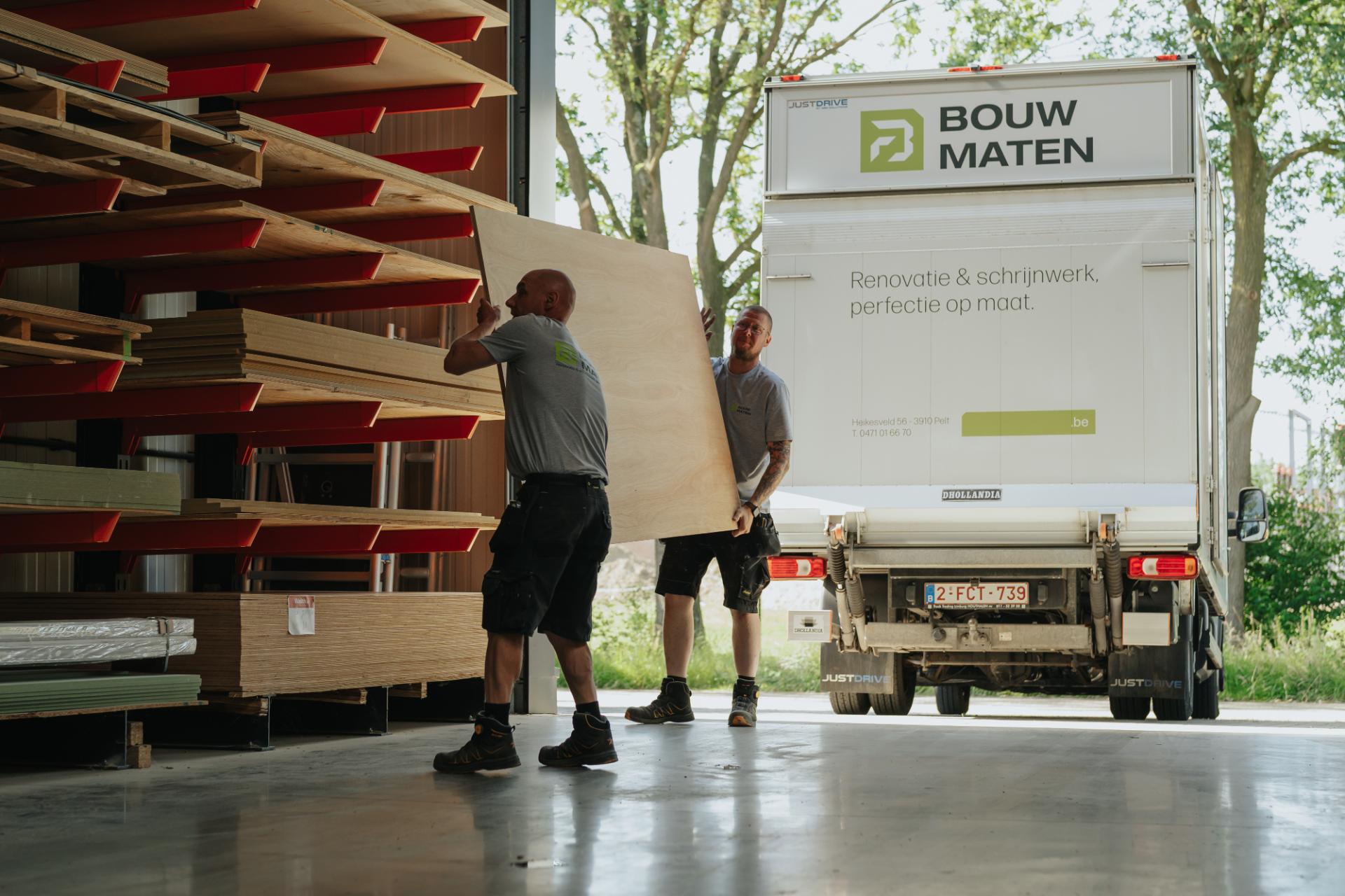 Schrijnwerker schuurt een houten balk voor een maatwerk project