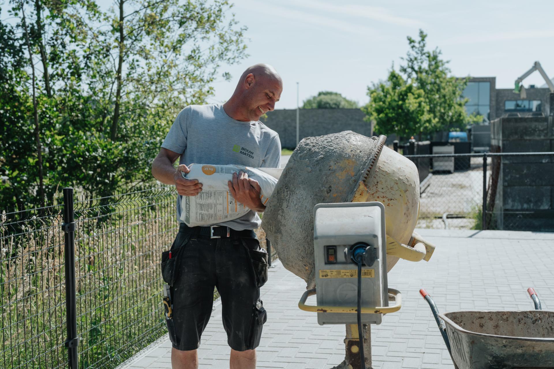 Vakman werkt aan een renovatieproject met betonmolen
