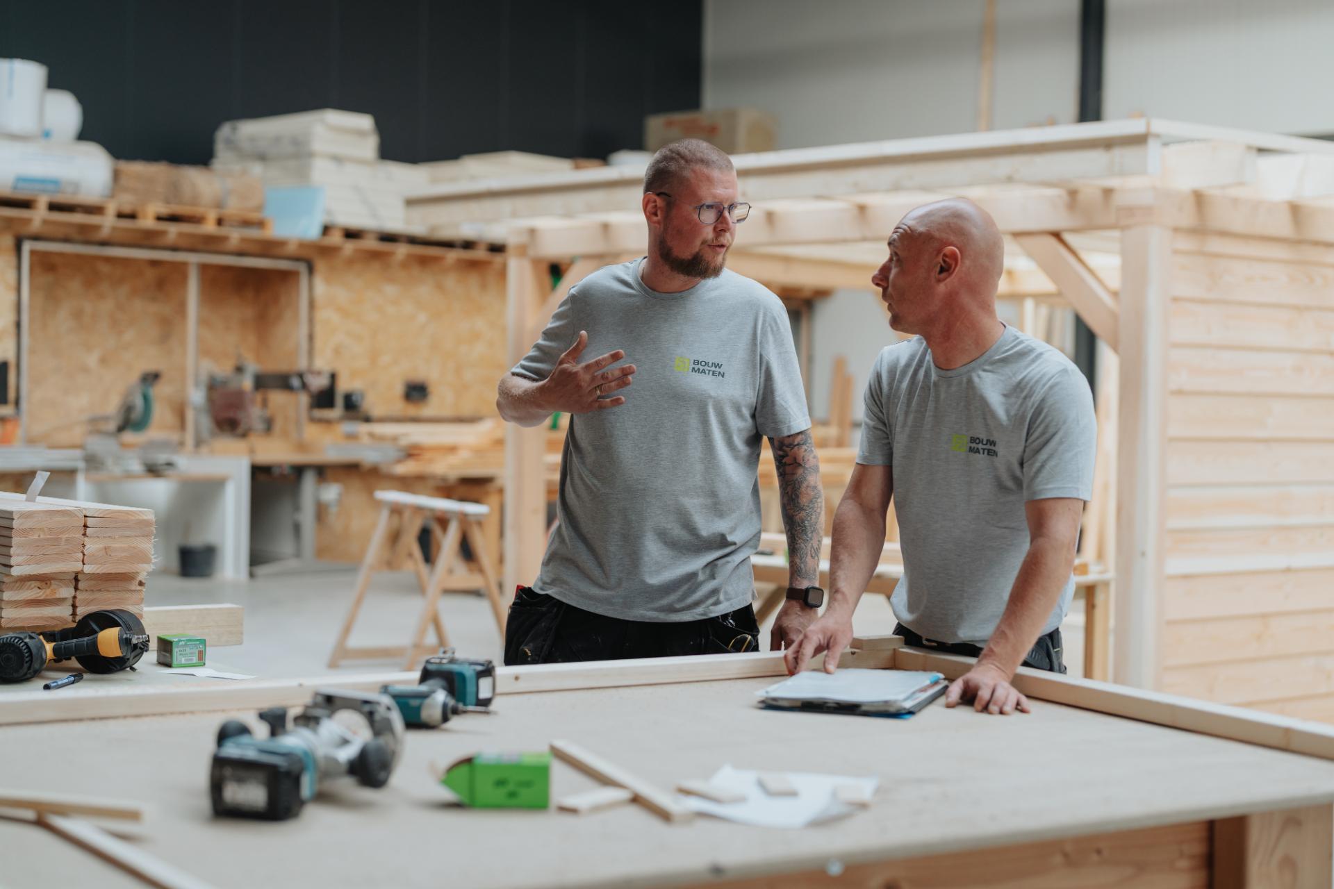 Twee vakmannen stemmen een maatwerk project op elkaar af