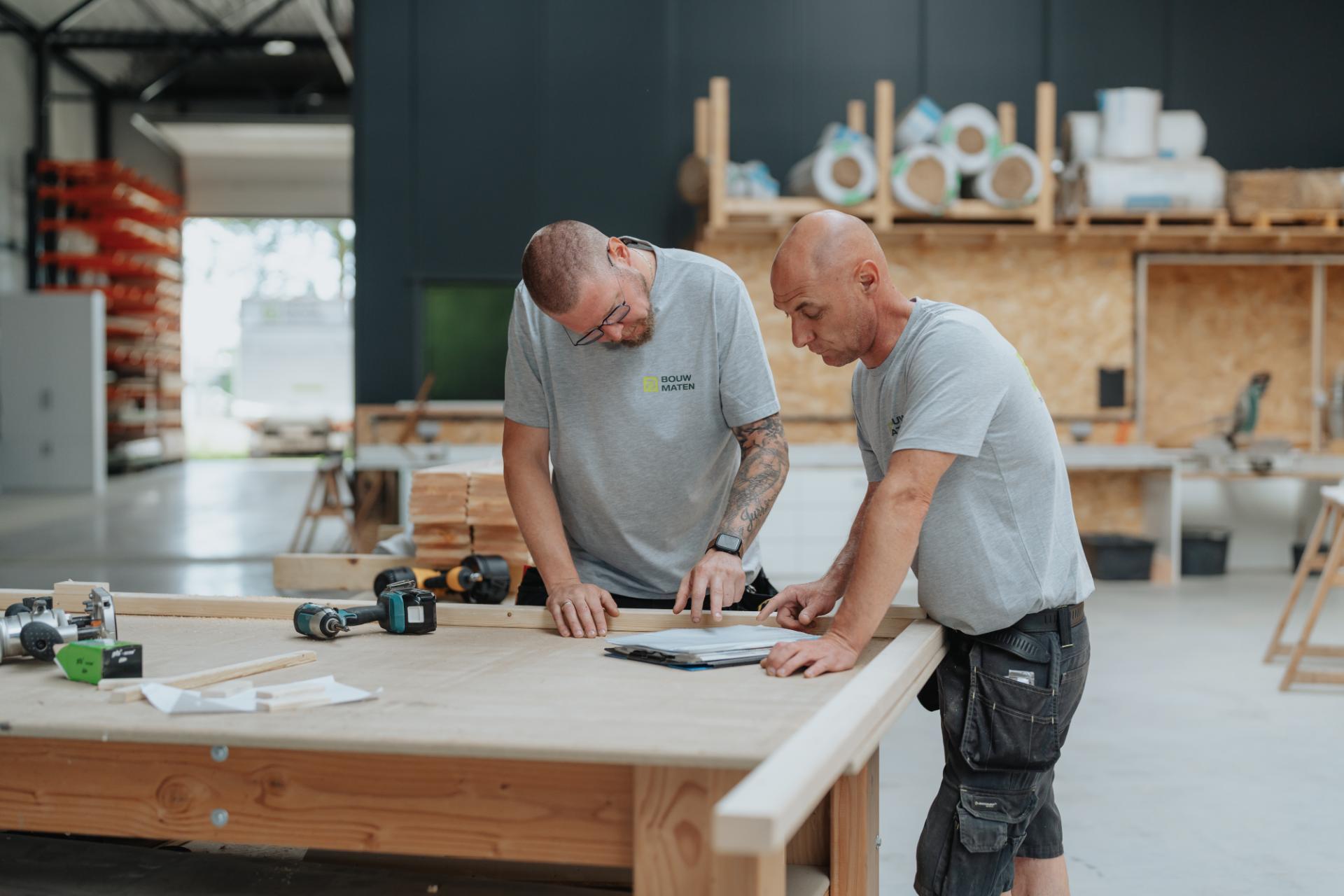 Overleg tussen vakmensen over maatwerk en renovatiewerken