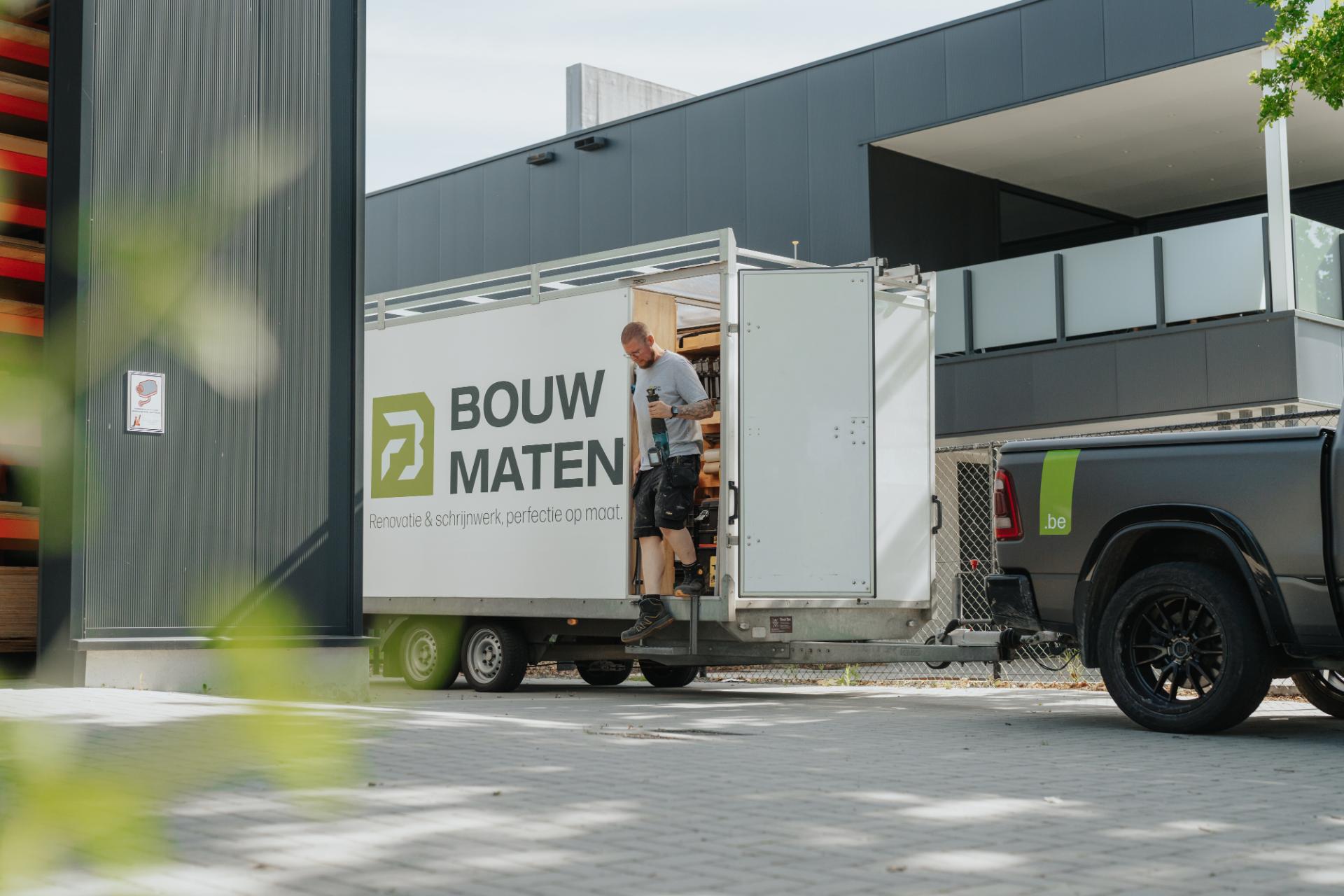 Overzicht van georganiseerd werkmateriaal in servicewagen
